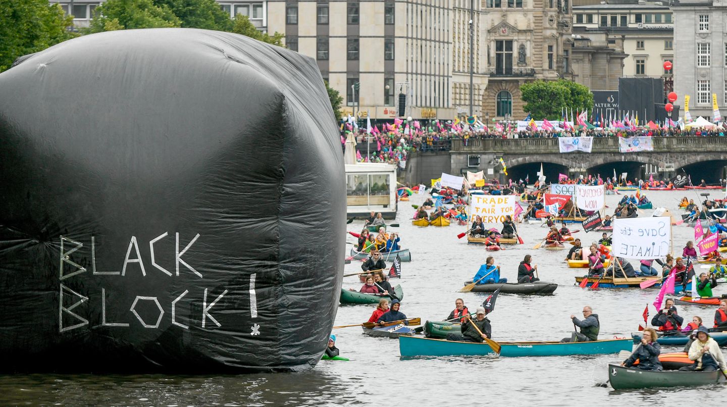 Teilnehmer der Protestwelle bilden am Sonntag auf der Binnenalster mit Booten einen Konvoi. Die Bürgerbewegung "Campact" hat unter anderem zu einer Bootsdemo auf der Binnenalster aufgerufen. 