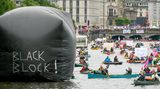 Teilnehmer der Protestwelle bilden am Sonntag auf der Binnenalster mit Booten einen Konvoi. Die Bürgerbewegung "Campact" hat unter anderem zu einer Bootsdemo auf der Binnenalster aufgerufen. 