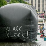 Teilnehmer der Protestwelle bilden am Sonntag auf der Binnenalster mit Booten einen Konvoi. Die Bürgerbewegung "Campact" hat unter anderem zu einer Bootsdemo auf der Binnenalster aufgerufen. 