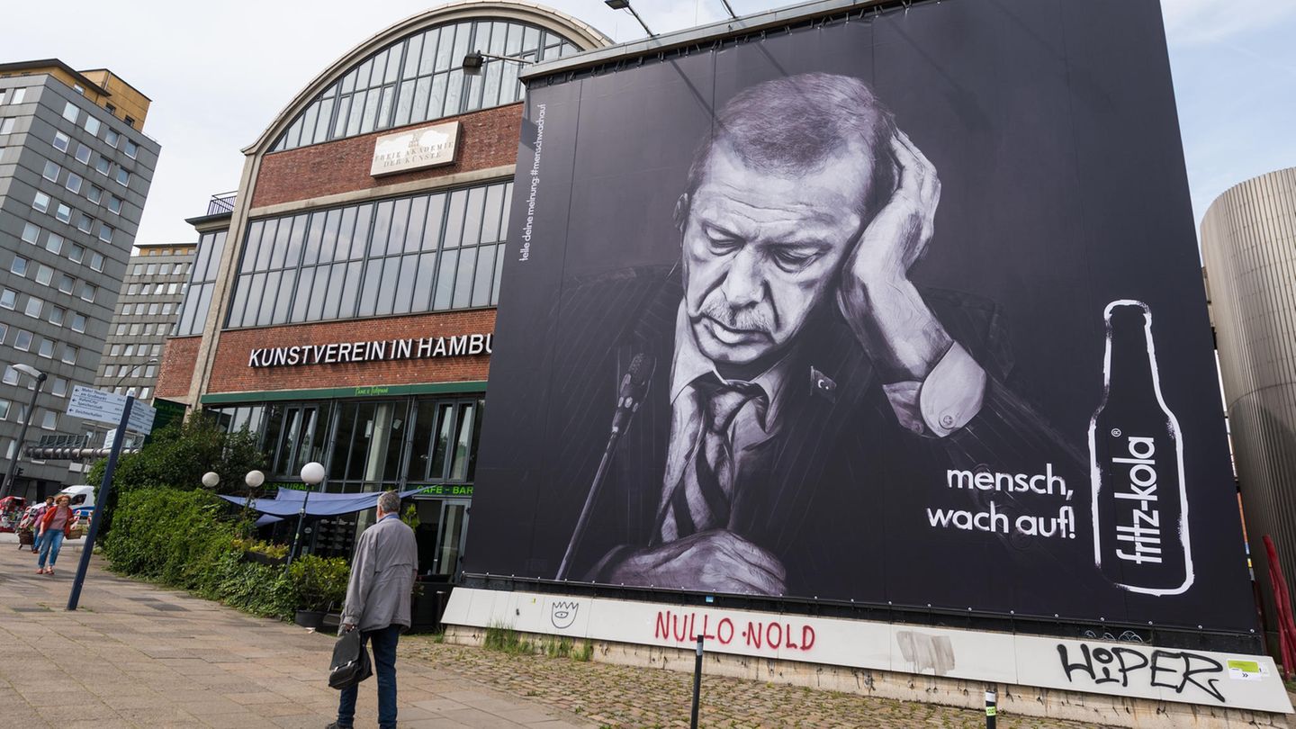 Ein Werbeplakat des Getränkeherstellers Fritz-Kola mit einem Porträtfoto des türkischen Präsidenten Erdogan hängt an der Außenfassade am Kunstverein Hamburg