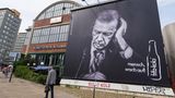 Ein Werbeplakat des Getränkeherstellers Fritz-Kola mit einem Porträtfoto des türkischen Präsidenten Erdogan hängt an der Außenfassade am Kunstverein Hamburg