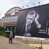 Ein Werbeplakat des Getränkeherstellers Fritz-Kola mit einem Porträtfoto des türkischen Präsidenten Erdogan hängt an der Außenfassade am Kunstverein Hamburg