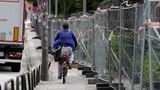 Das Fahrradfahren an Zäunen entlang gehört in diesen Tagen zum gewohnten Bild rund um die Messehallen in Hamburg