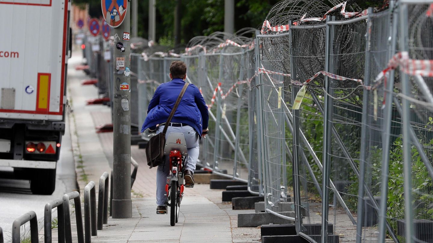 Das Fahrradfahren an Zäunen entlang gehört in diesen Tagen zum gewohnten Bild rund um die Messehallen in Hamburg