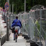 Das Fahrradfahren an Zäunen entlang gehört in diesen Tagen zum gewohnten Bild rund um die Messehallen in Hamburg