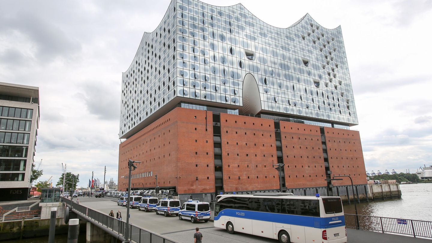 Polizeibusse stehen im Vorfeld des Gipfels vor der Elbphilharmonie