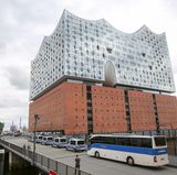 Polizeibusse stehen im Vorfeld des Gipfels vor der Elbphilharmonie