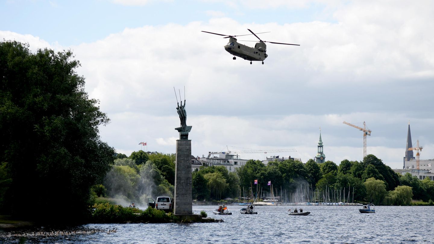 Ein Hubschrauber der US-Army landet während einer gemeinsamen Übung der US-Army und der Bundespolizei am Dienstag an der Alster