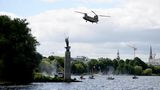 Ein Hubschrauber der US-Army landet während einer gemeinsamen Übung der US-Army und der Bundespolizei am Dienstag an der Alster