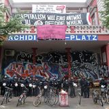 Polizisten stehen vor Beginn einer Demonstration von G20-Gipfel-Gegnern am 29. Juni vor der Roten Flora. Die spontane Demonstration richtete sich gegen die Durchsuchung zweier Wohnungen und einem Treffpunkt linker Gruppen im Stadtteil Eimsbüttel .