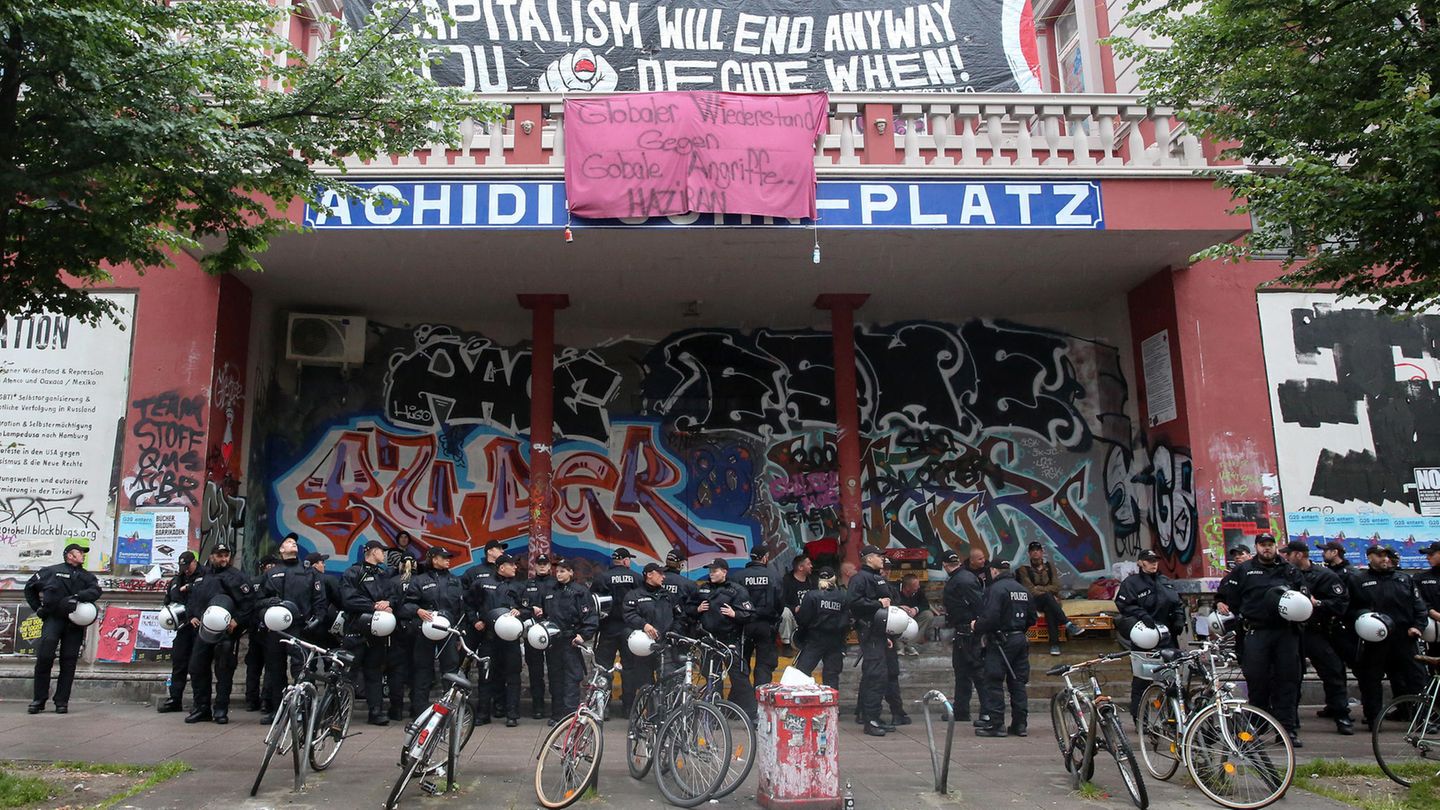Polizisten stehen vor Beginn einer Demonstration von G20-Gipfel-Gegnern am 29. Juni vor der Roten Flora. Die spontane Demonstration richtete sich gegen die Durchsuchung zweier Wohnungen und einem Treffpunkt linker Gruppen im Stadtteil Eimsbüttel .