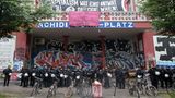 Polizisten stehen vor Beginn einer Demonstration von G20-Gipfel-Gegnern am 29. Juni vor der Roten Flora. Die spontane Demonstration richtete sich gegen die Durchsuchung zweier Wohnungen und einem Treffpunkt linker Gruppen im Stadtteil Eimsbüttel .