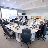 Einsatzkräfte der Polizei sitzen im G20-Führungsstab. Die Polizei wird die Sicherheitsmaßnahmen rund um den Gipfel mit modernster Technik leiten. 