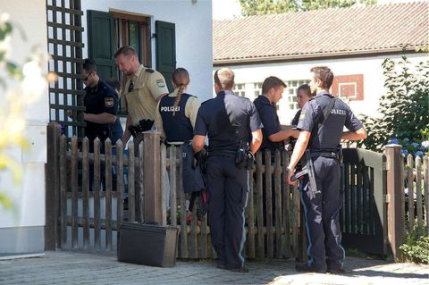 Polizisten sichern die Einsatzstelle in Vogtareuth im Landkreis Rosenheim