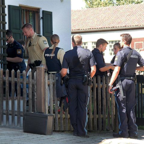 Polizisten sichern die Einsatzstelle in Vogtareuth im Landkreis Rosenheim