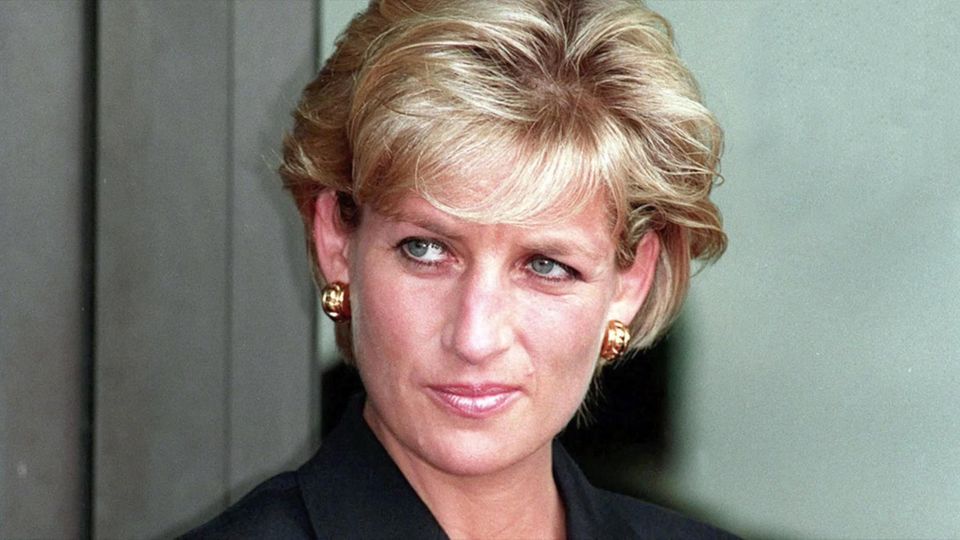Ehemalige Köchin der Royals enthüllt: "Prinz Charles wollte unbedingt eine Frau" Ehemalige Köchin der Royals enthüllt: "Prinz Charles wollte unbedingt eine Frau"