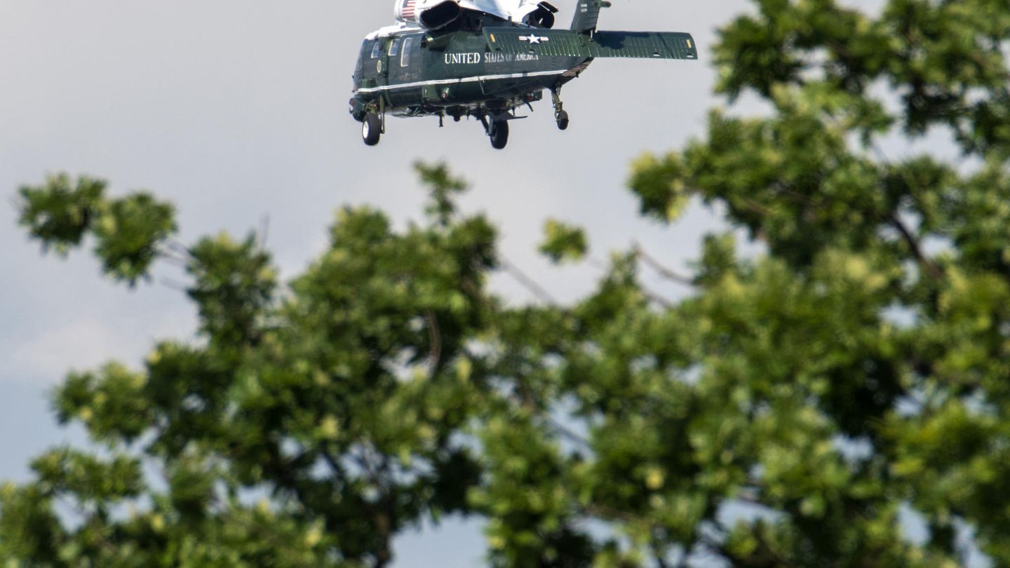 Der Helikopter "Marine One" trifft mit dem US-Präsidenten an der Außenalster in Hamburg ein