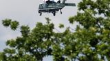 Der Helikopter "Marine One" trifft mit dem US-Präsidenten an der Außenalster in Hamburg ein