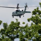 Der Helikopter "Marine One" trifft mit dem US-Präsidenten an der Außenalster in Hamburg ein