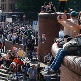 Am Donnerstagnachmittag strömen Tausende Menschen zum Hafen