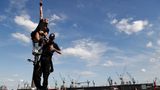 Ausgelassene Stimmung bei sonnigem Wetter: Zu Beginn der "Welcome to Hell"-Demo am Hamburger Fischmarkt ist es friedlich