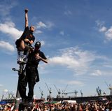 Ausgelassene Stimmung bei sonnigem Wetter: Zu Beginn der "Welcome to Hell"-Demo am Hamburger Fischmarkt ist es friedlich