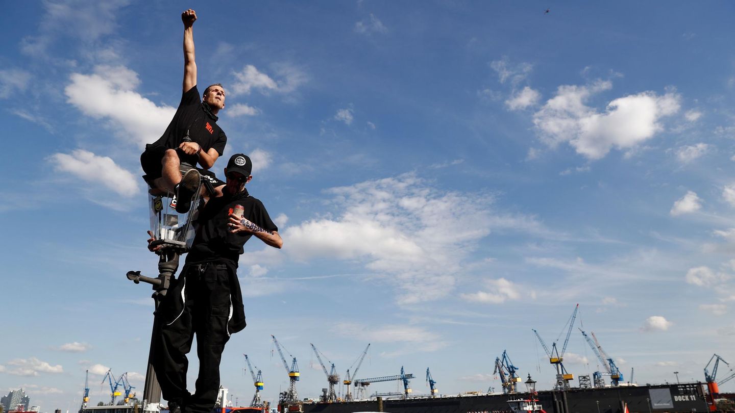 Ausgelassene Stimmung bei sonnigem Wetter: Zu Beginn der "Welcome to Hell"-Demo am Hamburger Fischmarkt ist es friedlich