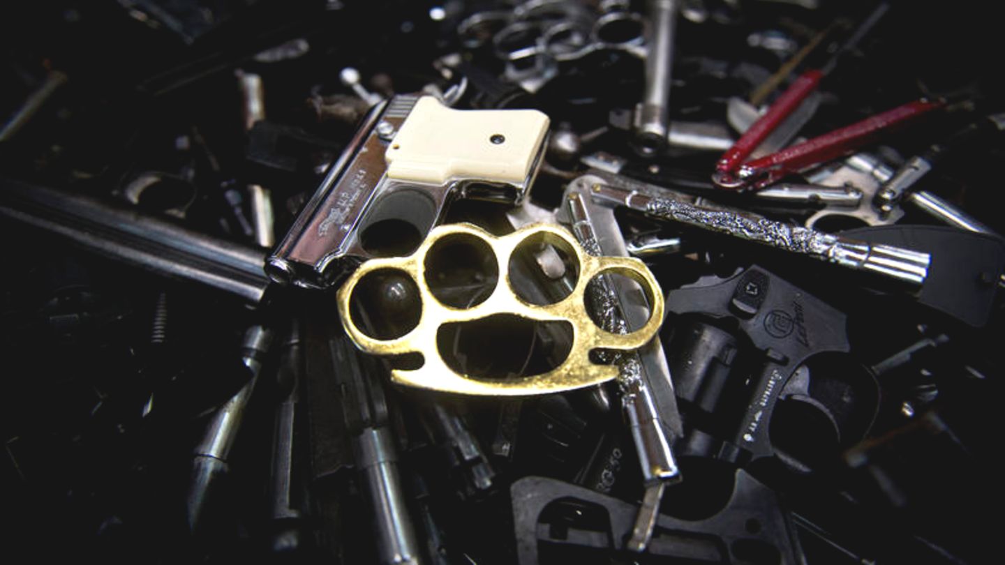 Diverse Waffen und ein goldener Schlagring im Bayerischen Landeskriminalamt