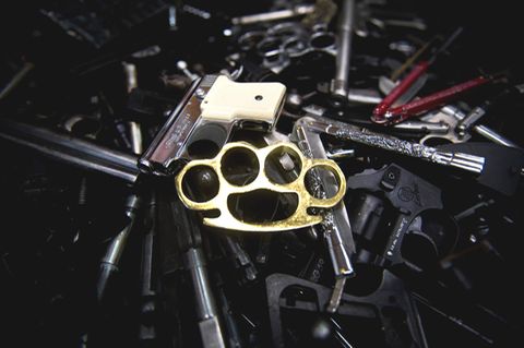 Diverse Waffen und ein goldener Schlagring im Bayerischen Landeskriminalamt