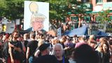 Die Menschenmenge am Fischmarkt wächst am Donnerstagnachmittag immer weiter an. Was die Demonstranten von Donald Trump halten, zeigt dieses Plakat.