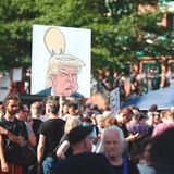 Die Menschenmenge am Fischmarkt wächst am Donnerstagnachmittag immer weiter an. Was die Demonstranten von Donald Trump halten, zeigt dieses Plakat.