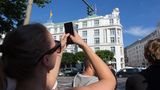 Während sich am Fischmarkt die Anti-G20-Demonstration "Welcome to Hell" formiert, treffen sich im Luxushotel Atlantic an der Alster Angela Merkel und Donald Trump zu einem Vorabgespräch.