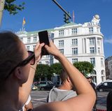 Während sich am Fischmarkt die Anti-G20-Demonstration "Welcome to Hell" formiert, treffen sich im Luxushotel Atlantic an der Alster Angela Merkel und Donald Trump zu einem Vorabgespräch.