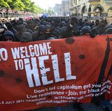 Der "Welcome To Hell"-Zug marschiert los. Mittendrin: ein sogenannter Schwarzer Block vermummter Demonstranten