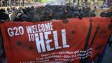Der "Welcome To Hell"-Zug marschiert los. Mittendrin: ein sogenannter Schwarzer Block vermummter Demonstranten