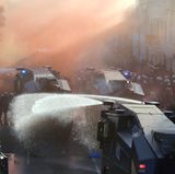 Die Lage eskaliert: Die Polizei stoppt den Demonstrationszug, weil die Mitglieder des Schwarzen Blocks sich weigern, ihre verbotenen Vermummungen abzulegen. Schließlich fliegen Flaschen und Steine, die Polizei setzt Wasserwerfer ein und die Demonstration wird aufgelöst.
