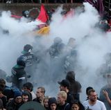 Bereitschaftspolizisten gehen mit voller Härte gegen die Demonstranten vor