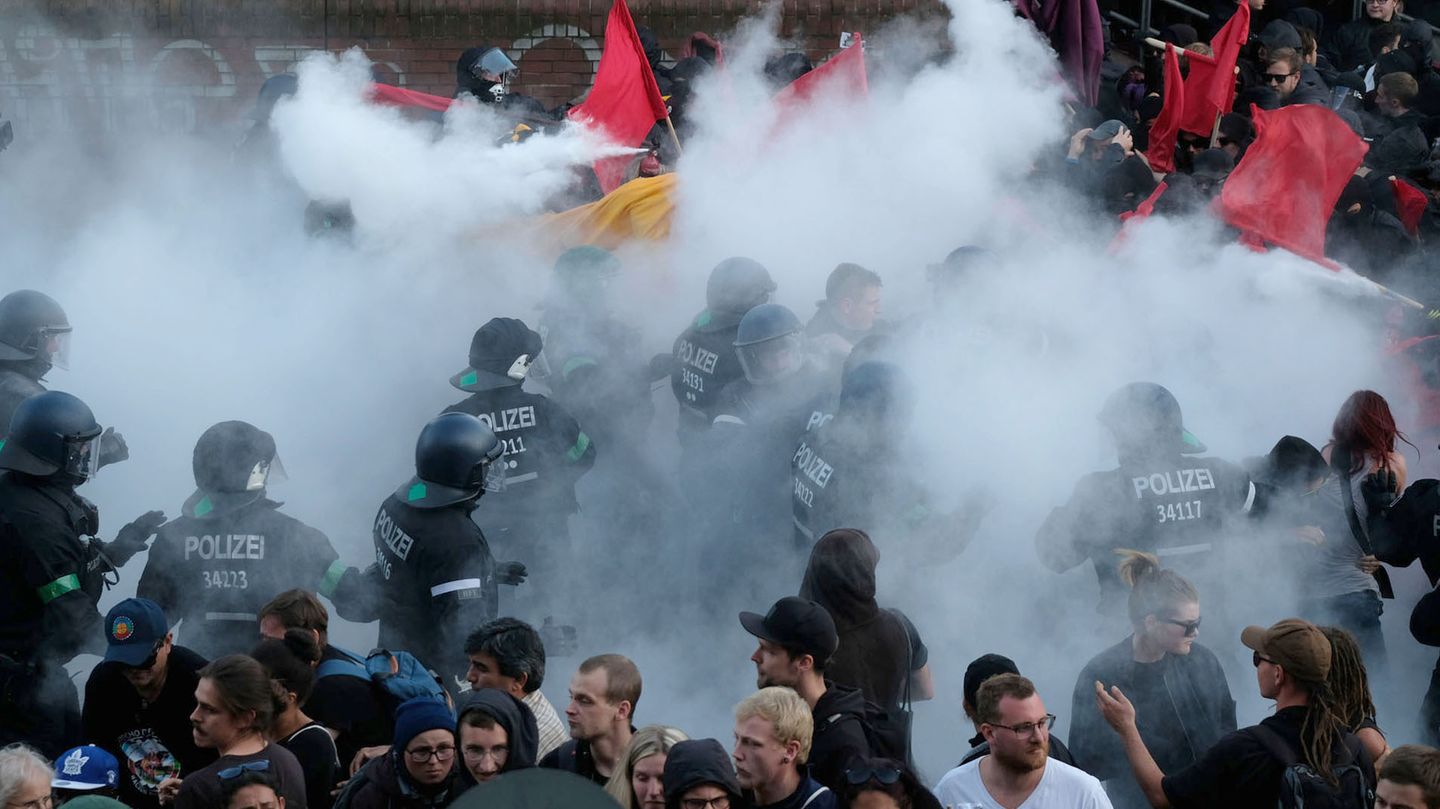 Bereitschaftspolizisten gehen mit voller Härte gegen die Demonstranten vor
