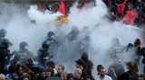 Bereitschaftspolizisten gehen mit voller Härte gegen die Demonstranten vor