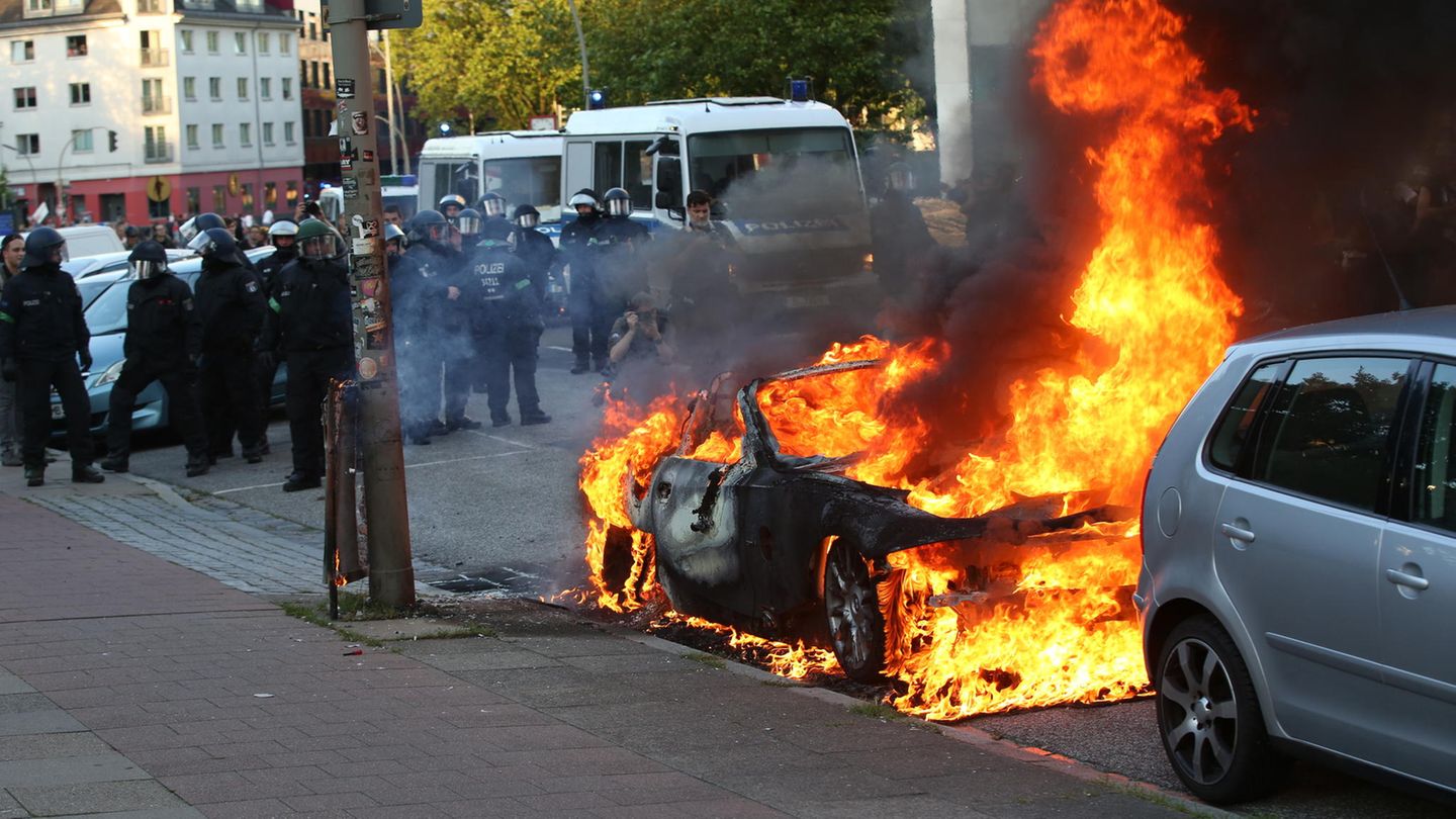 Ein Auto geht in Flammen auf
