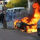 Ein Auto geht in Flammen auf