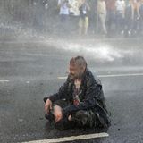 Ein Mann trotzt dem Wasserwerfer-Einsatz in Hamburg - und harrt einsam auf der Straße aus