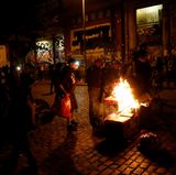 Demonstranten halten die Polizei auf Trab - vor der Roten Flora zünden sie Gegenstände an und bauen daraus eine Barrikade. Die Polizei löscht wenig später.