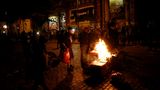 Demonstranten halten die Polizei auf Trab - vor der Roten Flora zünden sie Gegenstände an und bauen daraus eine Barrikade. Die Polizei löscht wenig später.