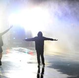 Immer wieder stellen sich Menschen den Wasserwerfern der Polizei entgegen - gerade im Abendlicht sorgt das in Verbindung mit den Scheinwerfern für spektakuläre Aufnahmen