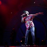 Während in der Stadt die Demos toben, tanzen die Besucher des Global-Citizen-Festivals in der Barclaycard-Arena zu Pharell, Herbert Grönemeyer oder Coldplay. Die Popstars treten für die gute Sache auf - Politiker wie Sigmar Gabriel oder Justin Trudeau werben für Abrüstung.