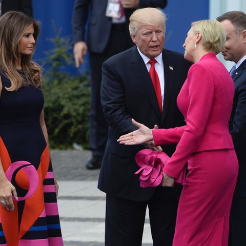 Polens First Lady Agata Kornhauser-Duda gibt Melania Trump zuerst die Hand und der US-Präsident greift ins Leere