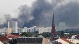 Dunkler Rauch steigt am Morgen über dem Schanzenviertel auf