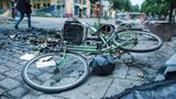 Ein Fahrrad und verbrannter Unrat liegen am Freitagmorgen nach den Krawallen der Nacht im Schanzenviertel