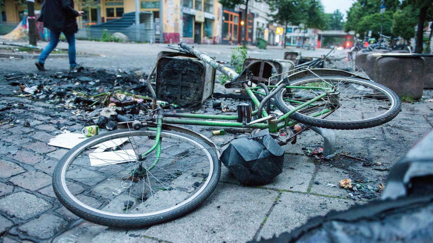 Ein Fahrrad und verbrannter Unrat liegen am Freitagmorgen nach den Krawallen der Nacht im Schanzenviertel
